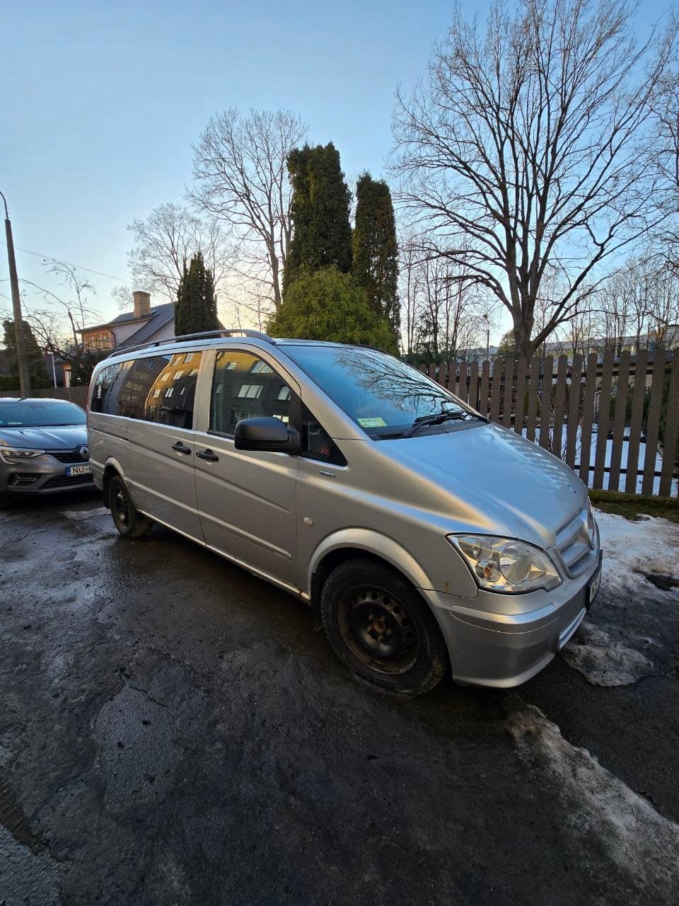 Mercedes Vito на стоянці взимку