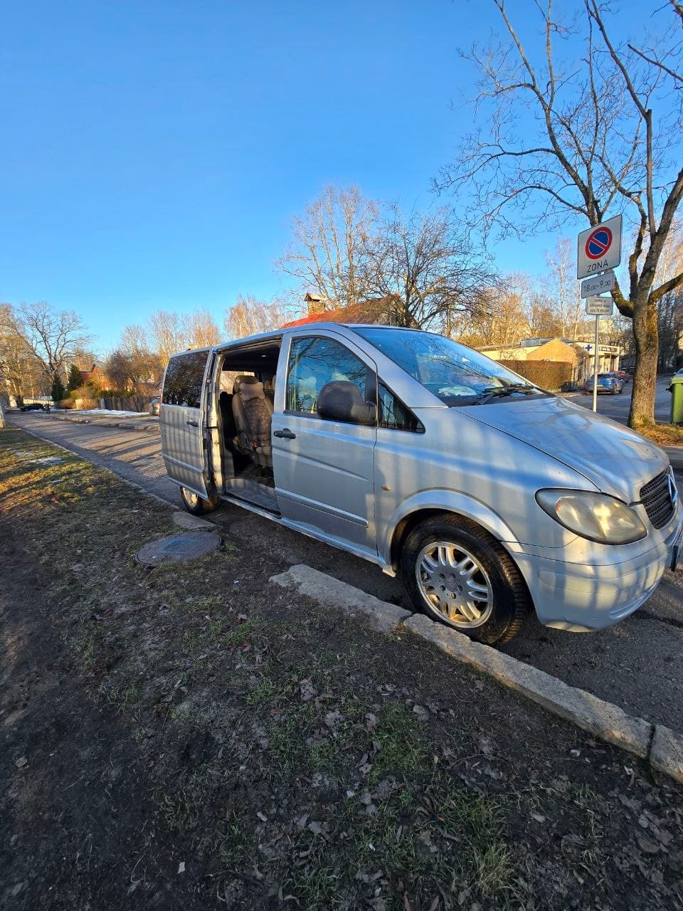 Mercedes Vito з відкритими розсувними дверима