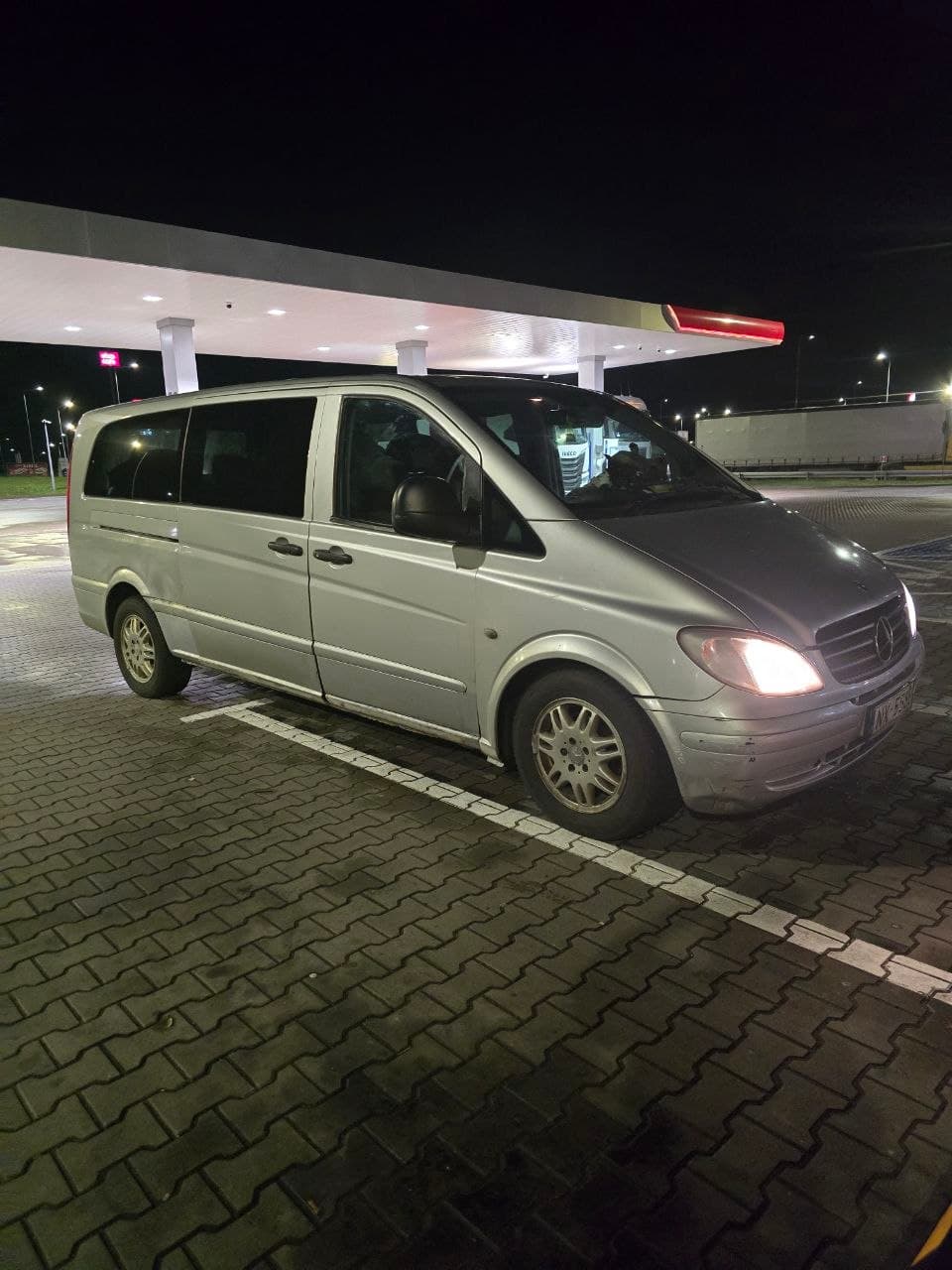 Mercedes Vito на заправці в дорозі
